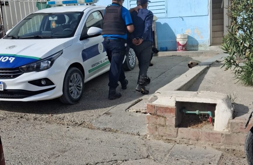 Sustrajo tres desodorantes de una farmacia y terminó en la comisaría