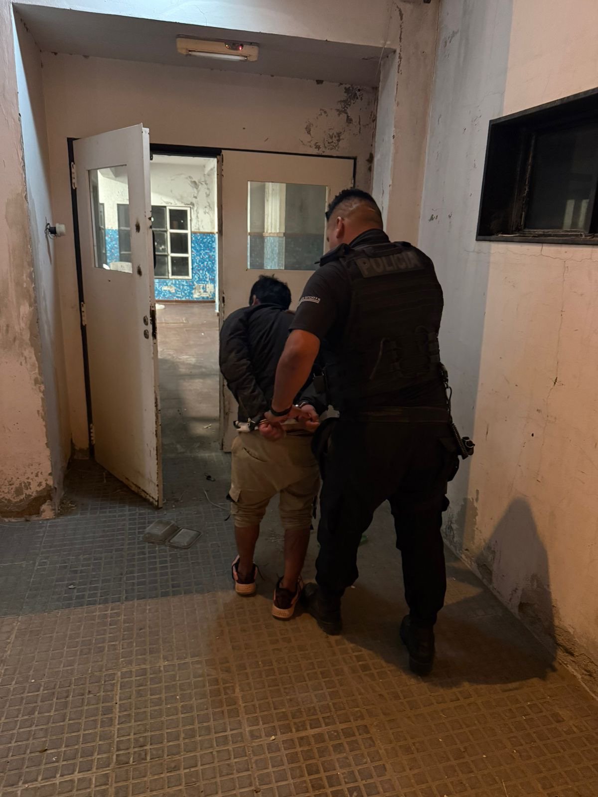 Intentó robar una casa en Máximo Abásolo y lo atraparon cuando salía con los objetos