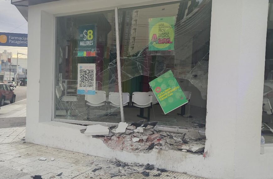 Perdió el control del vehículo y terminó contra una financiera