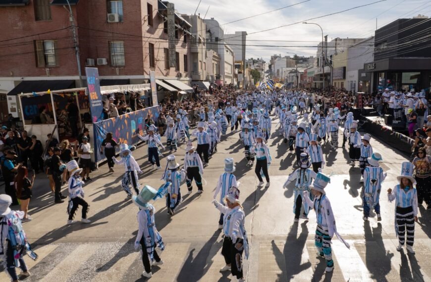 La ciudad consolidó sus tradicionales carnavales con una masiva convocatoria