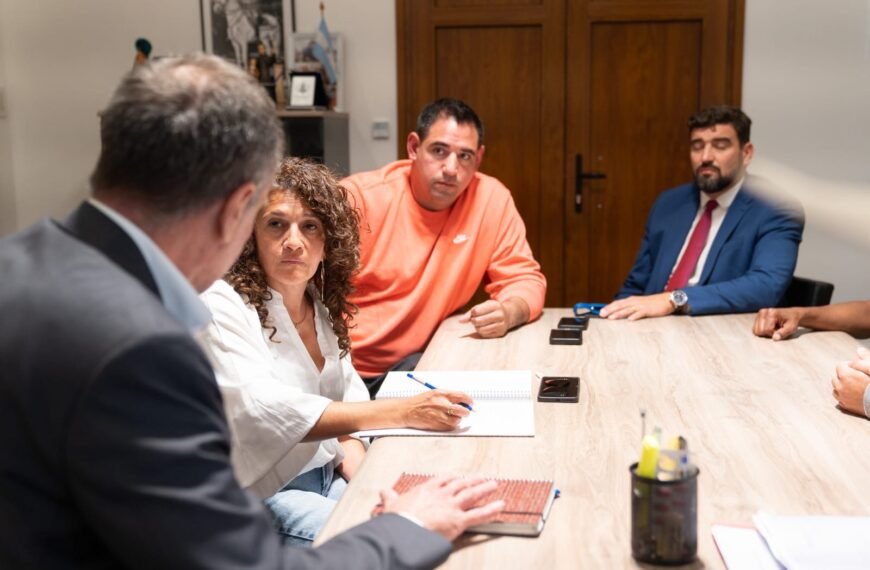 Vecinos de barrio Médanos se reunieron con Othar y la empresa IATASA