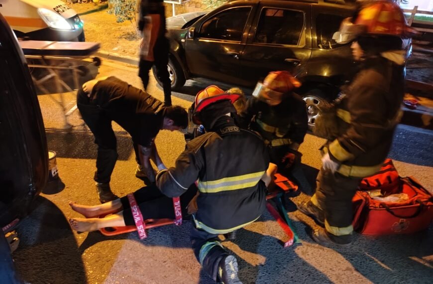 Una mujer fue hospitalizada tras chocar y volcar&hellip;