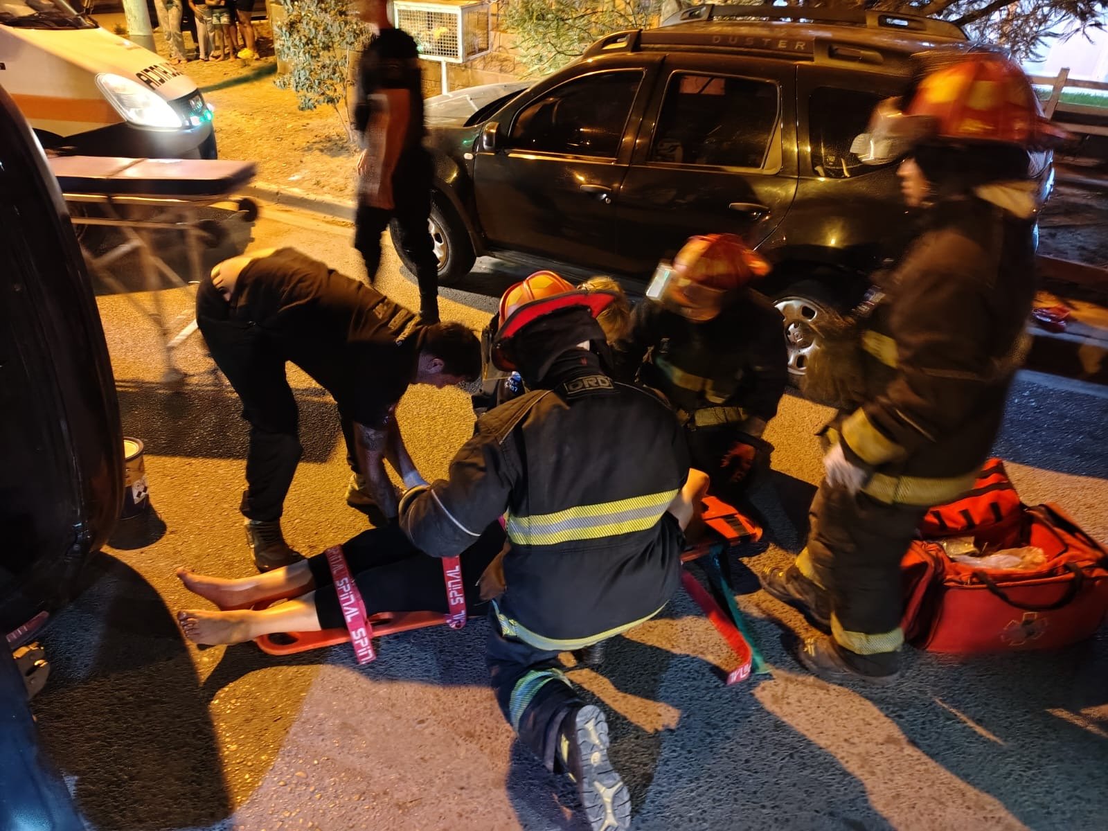 Una mujer fue hospitalizada tras chocar y volcar con su vehículo