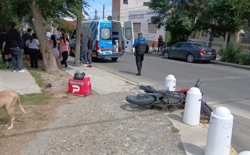 Grave accidente entre un auto y una moto dejó a un motociclista herido