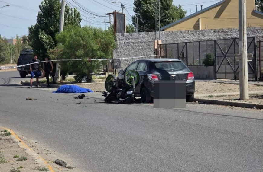 Un motociclista murió tras chocar contra un auto estacionado