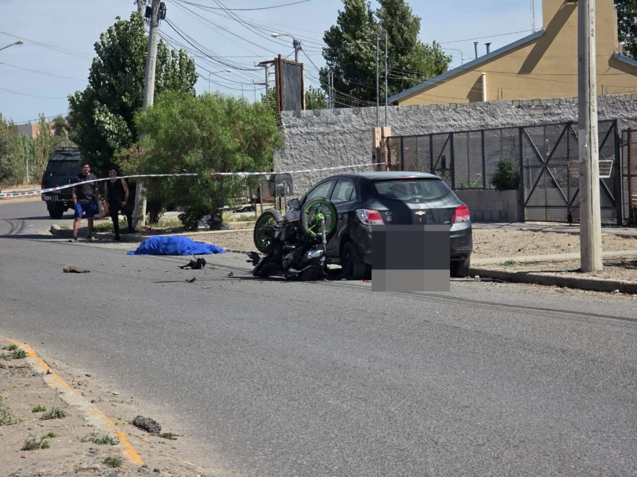 Un motociclista murió tras chocar contra un auto estacionado