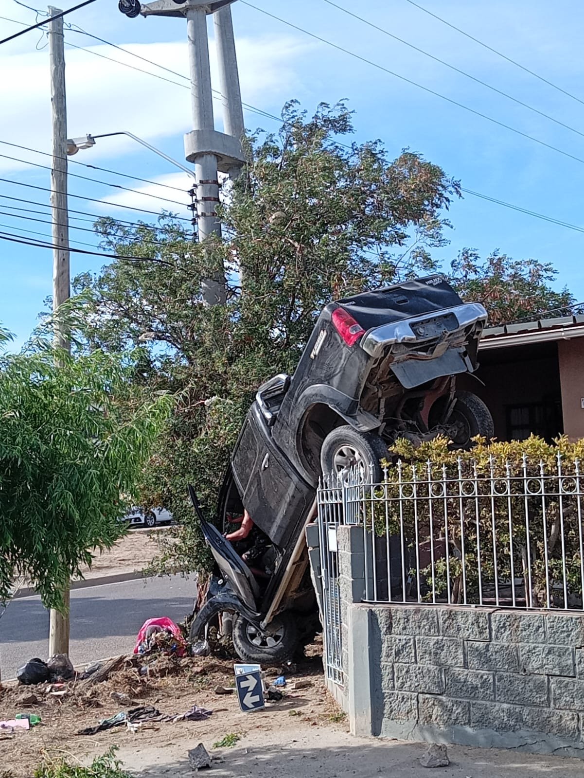 Una camioneta terminó dentro del patio de una vivienda