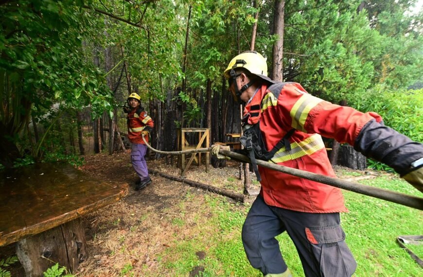 Las lluvias contribuyen a las tareas de combate que continúan realizando cientos de brigadistas y medios aéreos