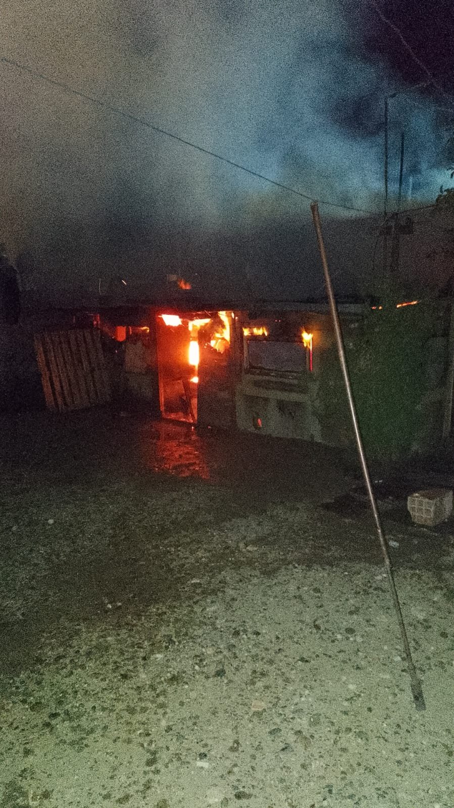 Ingresó a su vivienda, la incendió pero se arrepintió y logró salir a tiempo