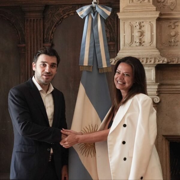 Torres firmó con Nación el pago de la deuda de Anses con Chubut por más de $48 mil millones