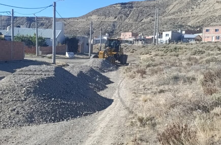 Avanza el plan de mantenimiento vial en calles y caminos de acceso a los barrios de la ciudad