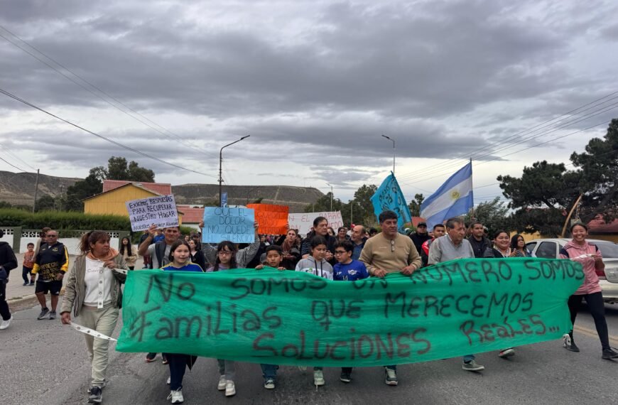 Familias damnificadas por el deslizamiento del Cerro Hermitte marcharon desde km 3 hasta el centro