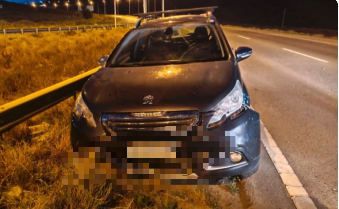 Chocó contra el guardarraíl en la Ruta 3 y dejó el auto abandonado