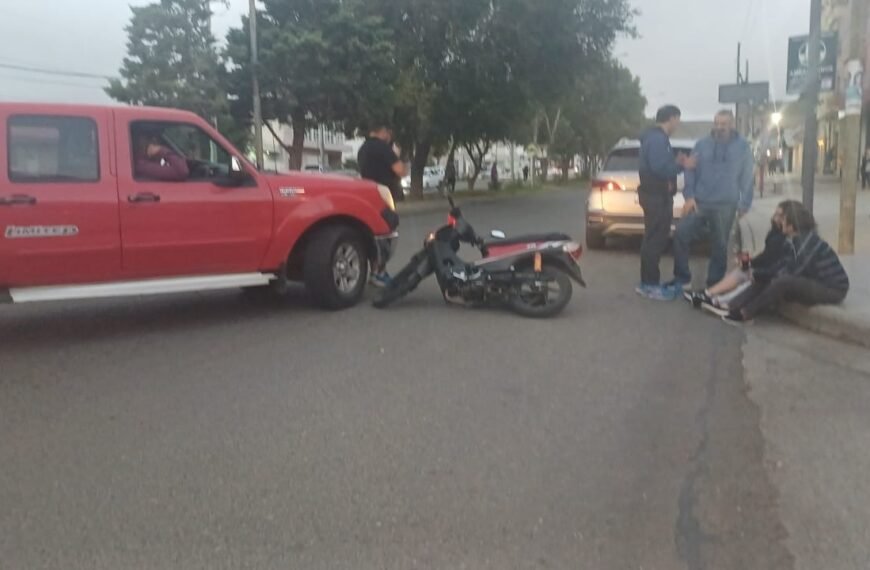 Choque entre una moto y una camioneta en&hellip;
