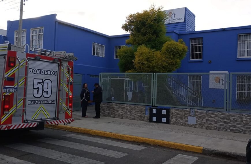 Un alumno prendió fuego un cesto de basura&hellip;