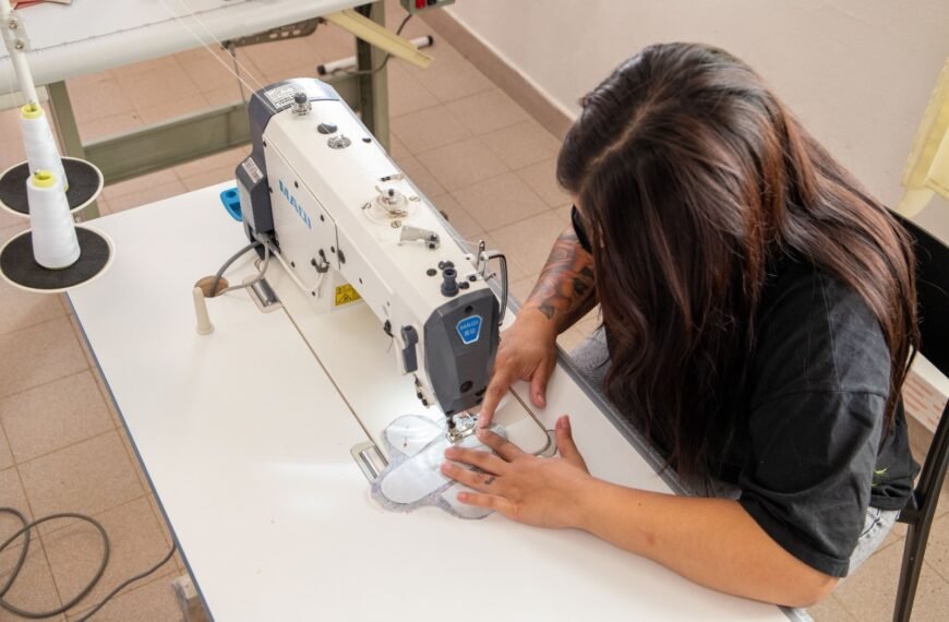 El Centro de Promoción Laboral continúa con la confección y entrega de indumentaria a distintos espacios