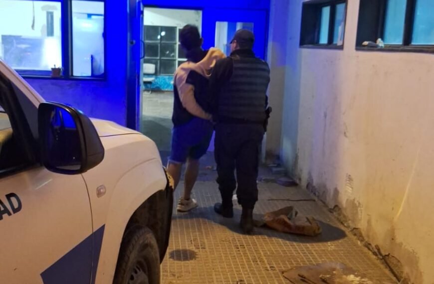 Ingresó a robar a una vivienda, llegaron las dueñas y lo entregaron a la policía