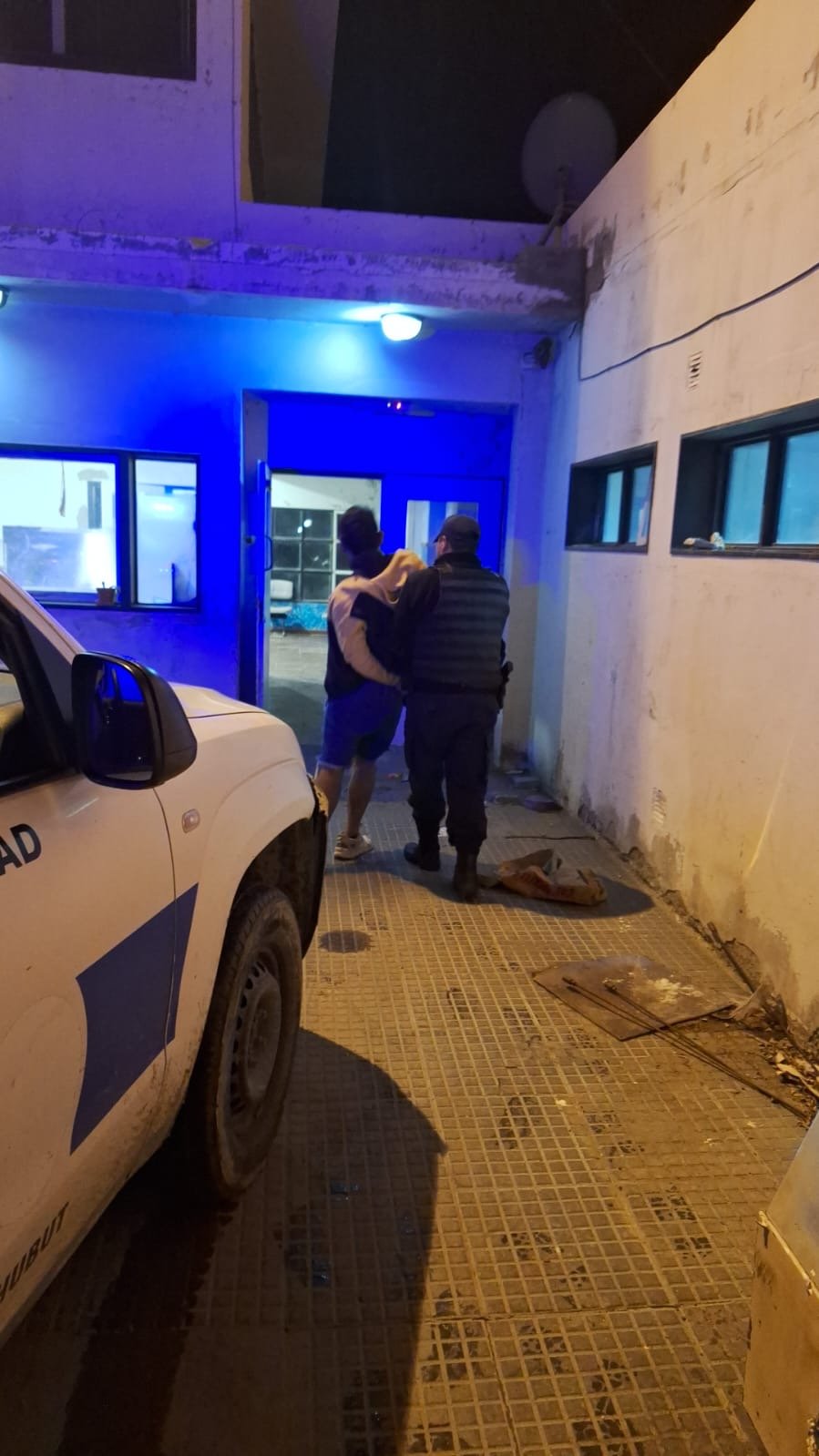 Ingresó a robar a una vivienda, llegaron las dueñas y lo entregaron a la policía