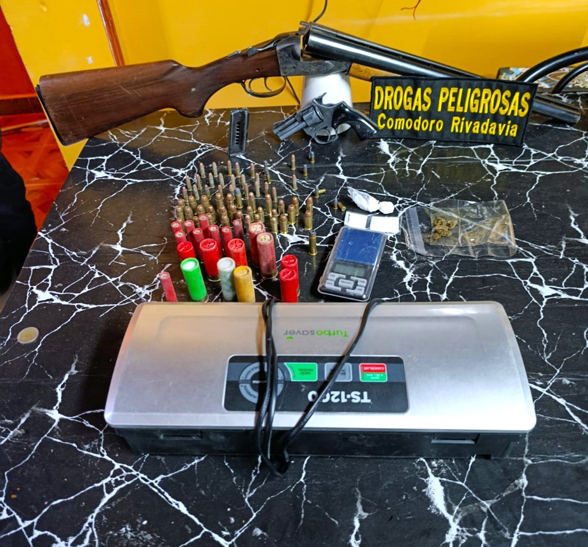 Allanamientos por narcomenudeo y secuestro de armas en distintos barrios