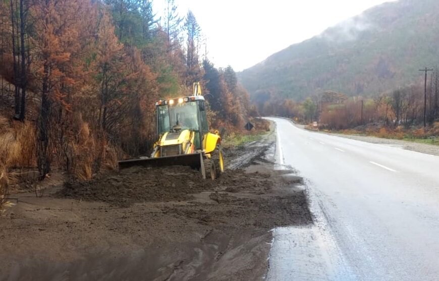 Deslizamiento de barro complicó la Ruta 40 entre Epuyén y El Hoyo y Vialidad Nacional trabajó para despejar la calzada