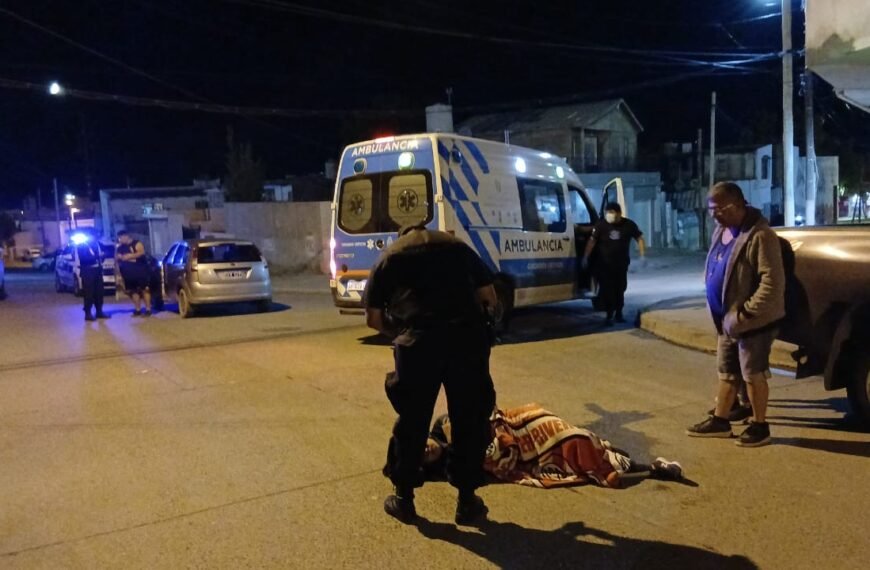 Choque entre un auto y una moto dejó&hellip;