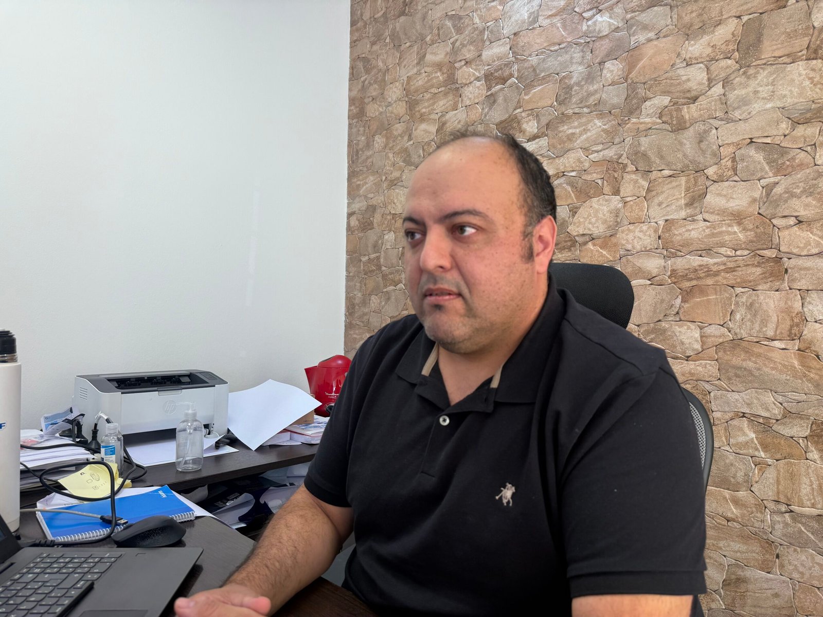 Bustamante impulsa redes barriales, cuestiona la política habitacional y critica el veto a controles de vehículos oficiales