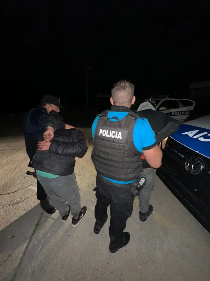 Dos hombres demorados tras provocar disturbios y enfrentar a policías en plena avenida