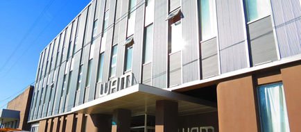 Consumió drogas y se arrojó del tercer piso de un hotel