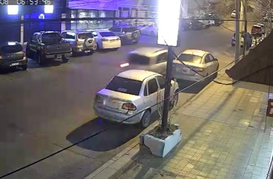 Buscan a conductor que chocó a vehículo estacionado en calle Sarmiento