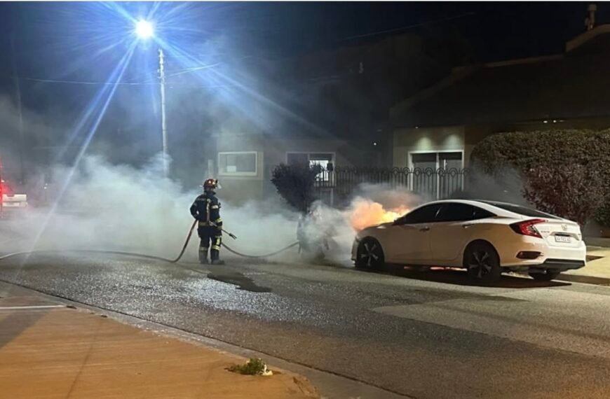 Investigan incendio intencional de un auto en barrio&hellip;