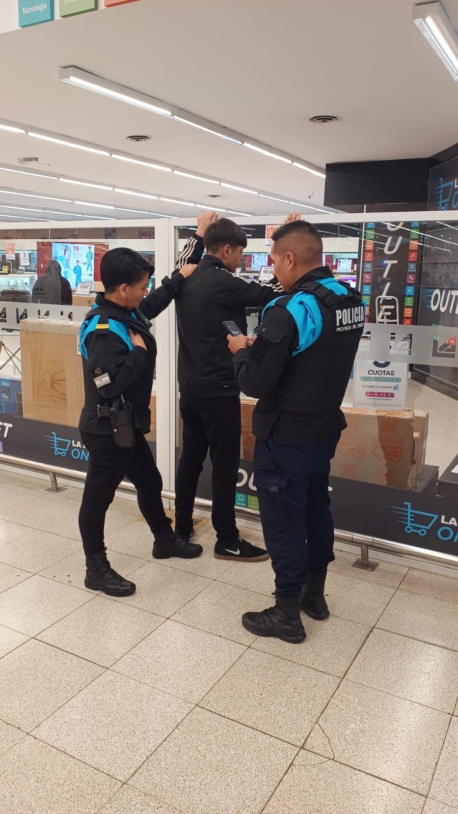 Detenido por intentar escapar del supermercado con 53 mil pesos en chocolates