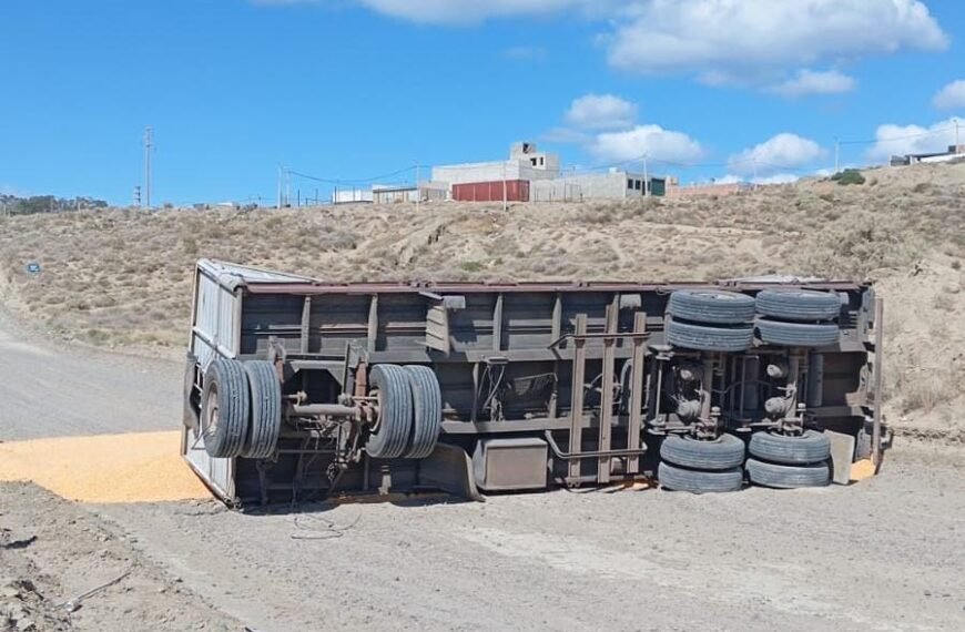 Volcó un acoplado cargado con semillas en el Camino Petrolero