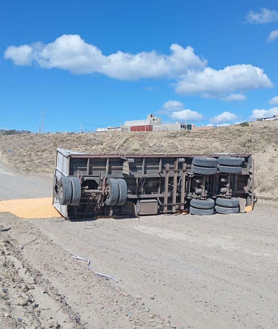 Volcó un acoplado cargado con semillas en el Camino Petrolero