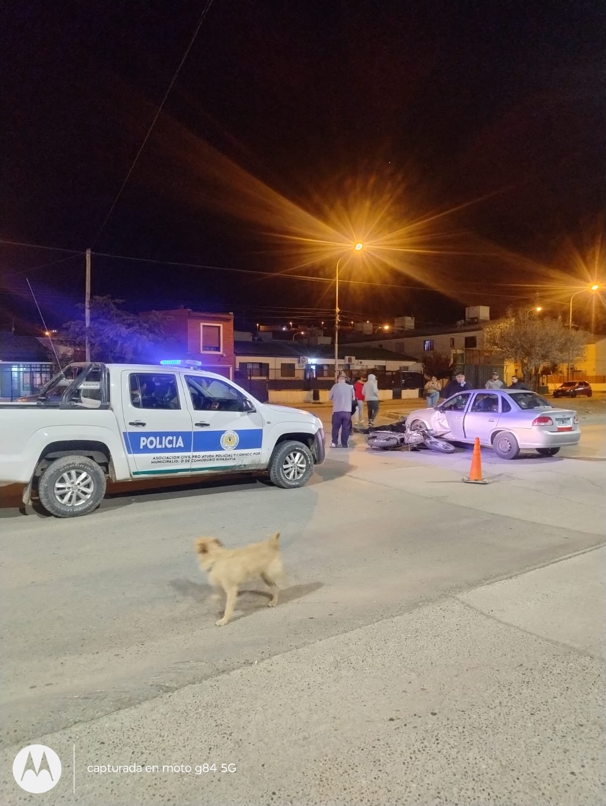 Choque entre un auto y una moto terminó con un motociclista lesionado