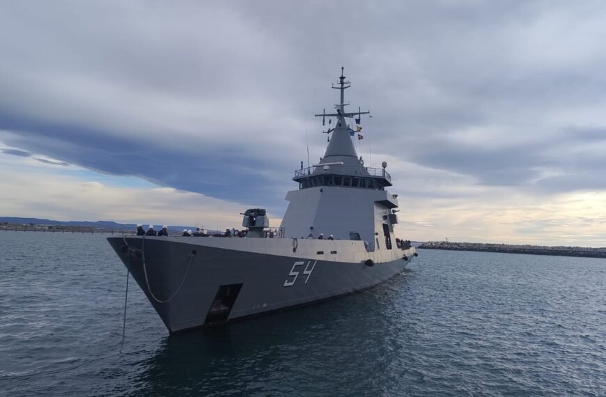 El buque más moderno de la Armada visita el Puerto