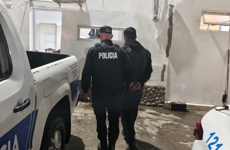 No se resigna: Quedó detenido por dañar el auto de su ex