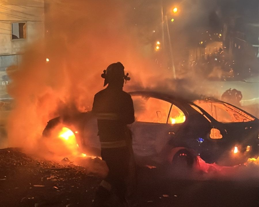 Misterioso incendio destruyó un auto estacionado en la vía pública