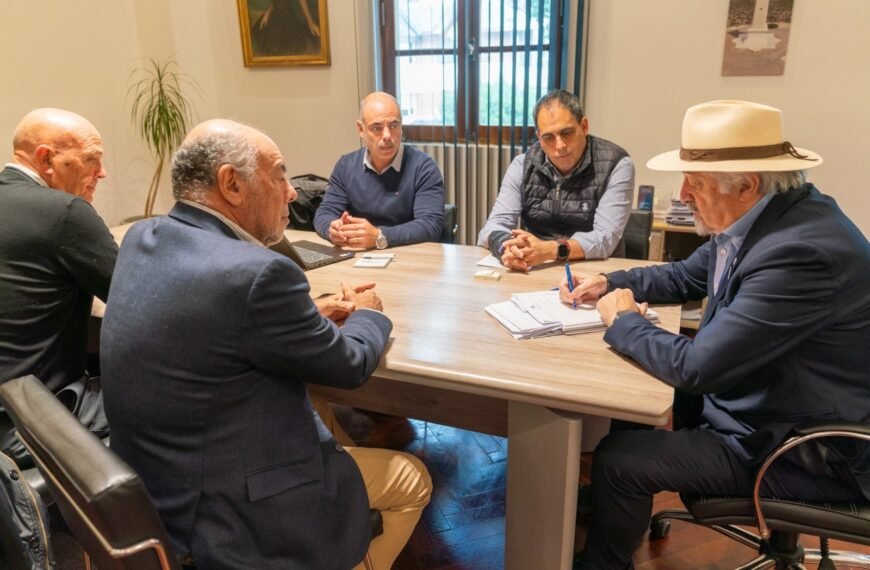 Presentaron al intendente un proyecto para la cría y producción de salmón