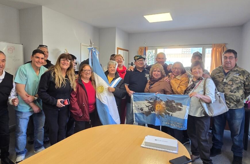 Veteranos de Malvinas entregaron una bandera de ceremonias al grupo de Enfermeras 1982 en el Hospital Regional