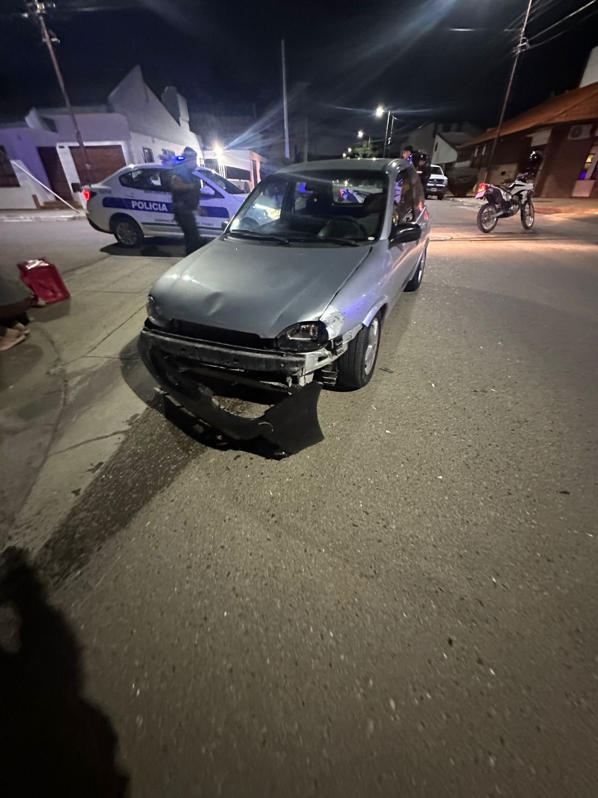Choque entre auto y moto dejó una mujer herida en Carlos Gardel y Esquel