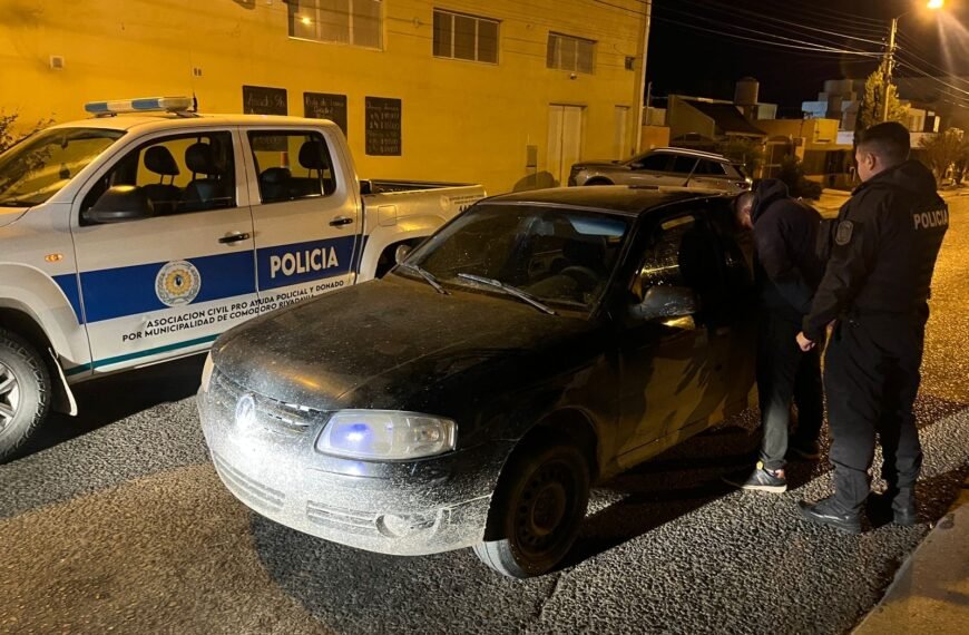 Conducía un auto robado con patente adulterada y fue detenido