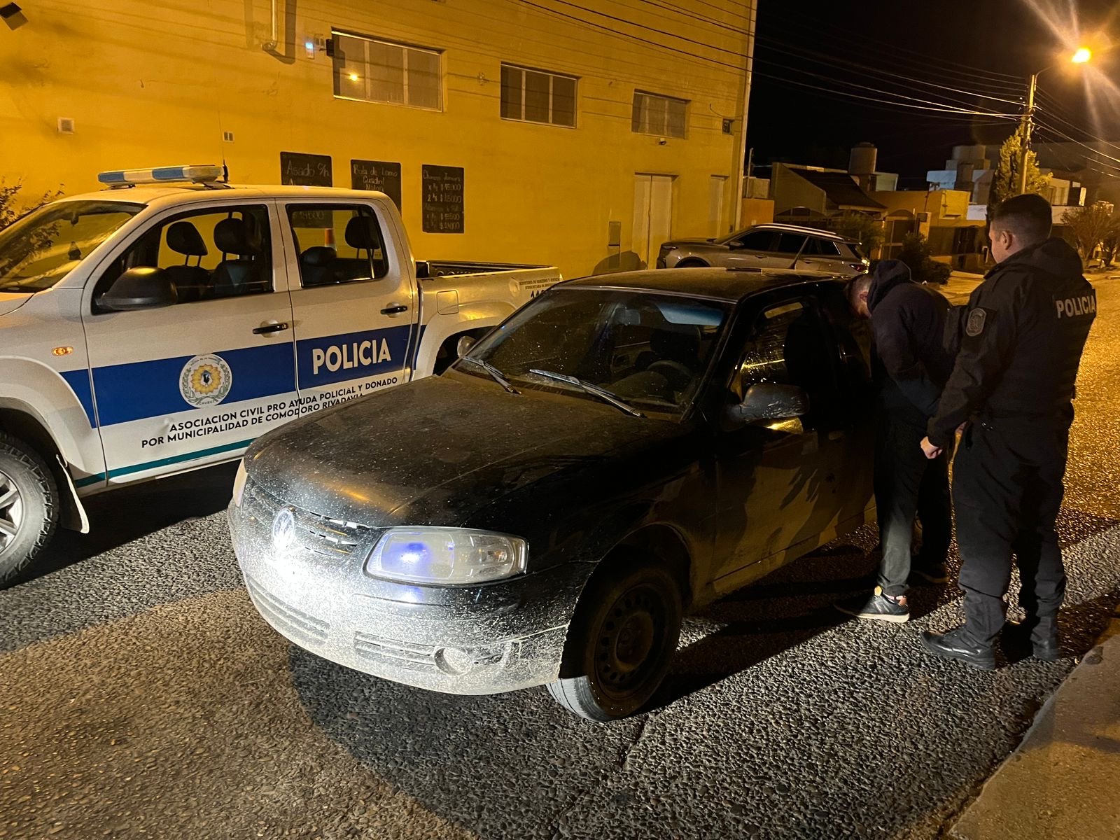 Conducía un auto robado con patente adulterada y fue detenido