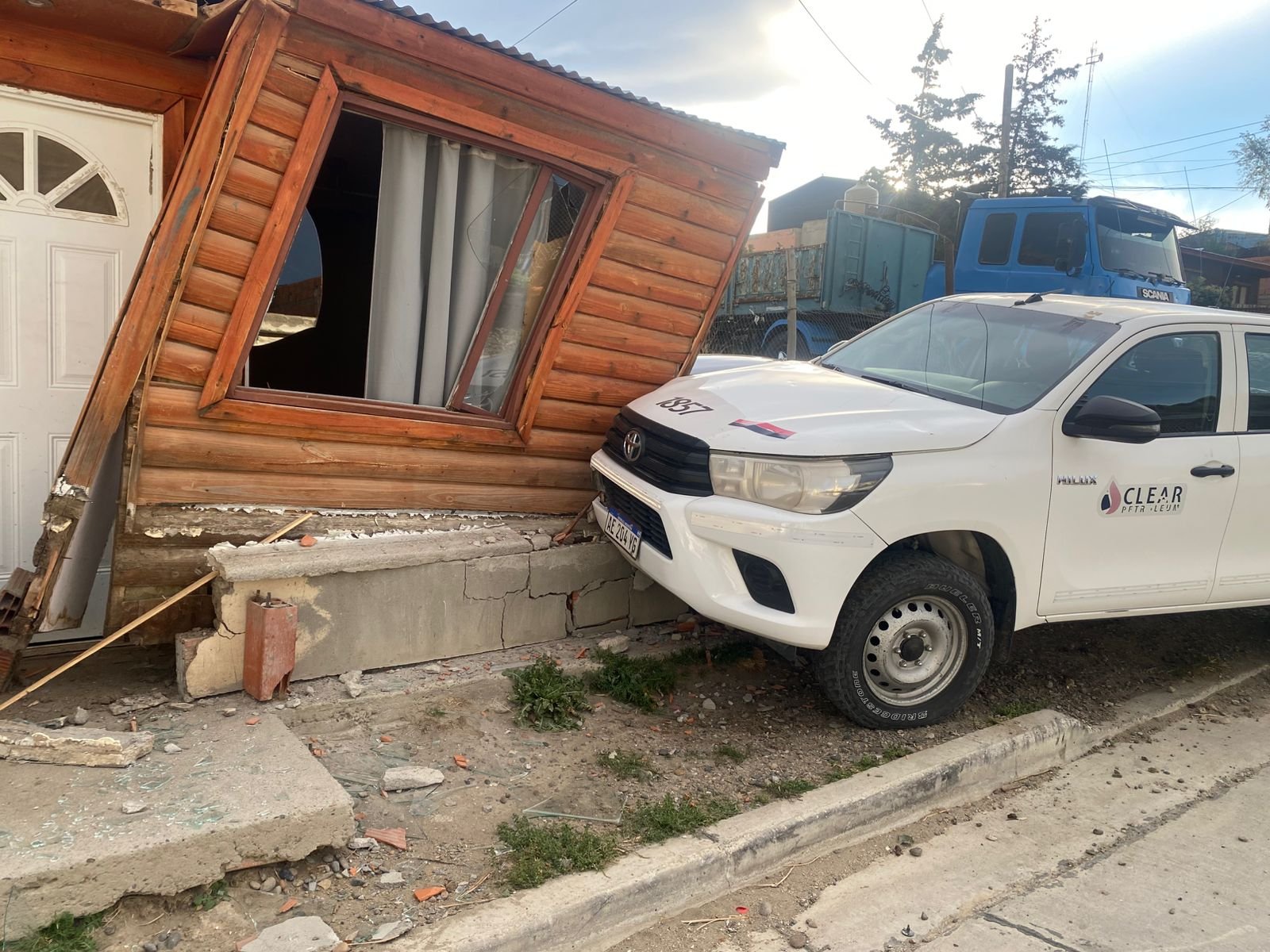 Dejó la camioneta estacionada, falló el freno de mano y terminó contra una vivienda