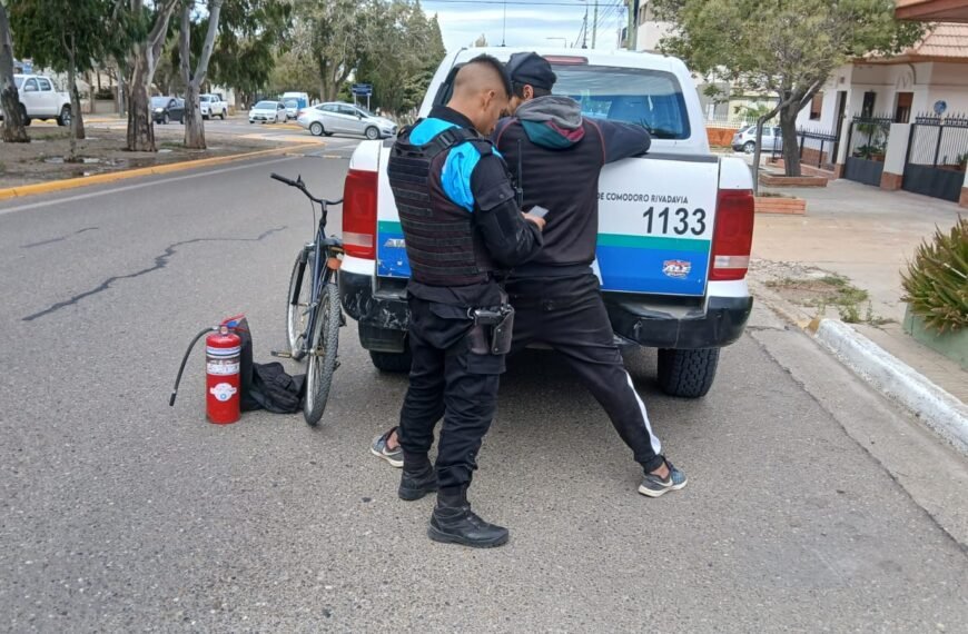 Sustrajo un matafuego de una camioneta y escapó en bicicleta