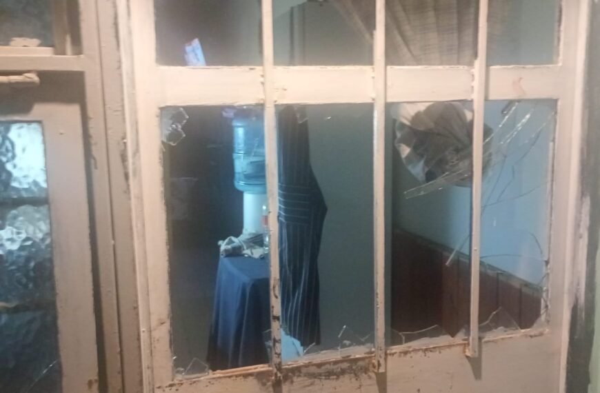 Saltaba por los techos, rompió una puerta y…