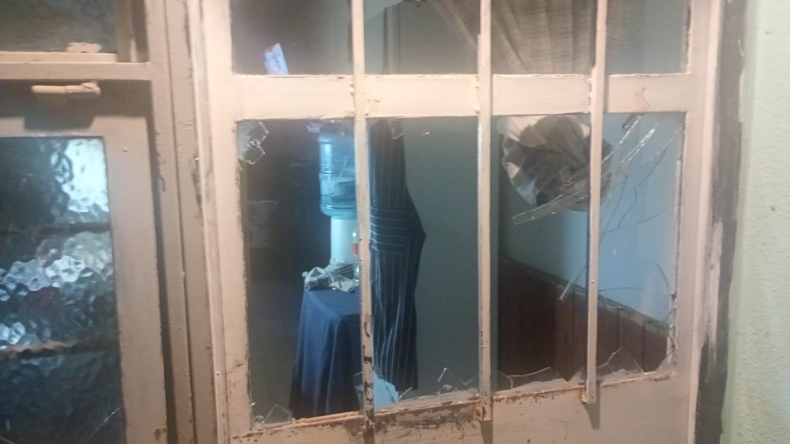 Saltaba por los techos, rompió una puerta y terminó detenido