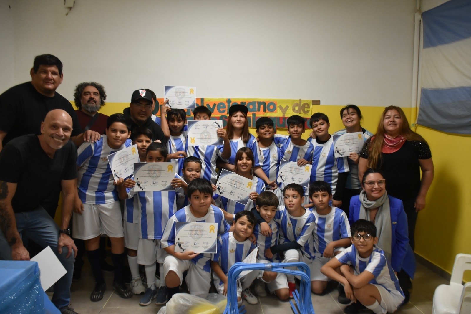 Presentaron la Escuelita de Fútbol del barrio Las Flores