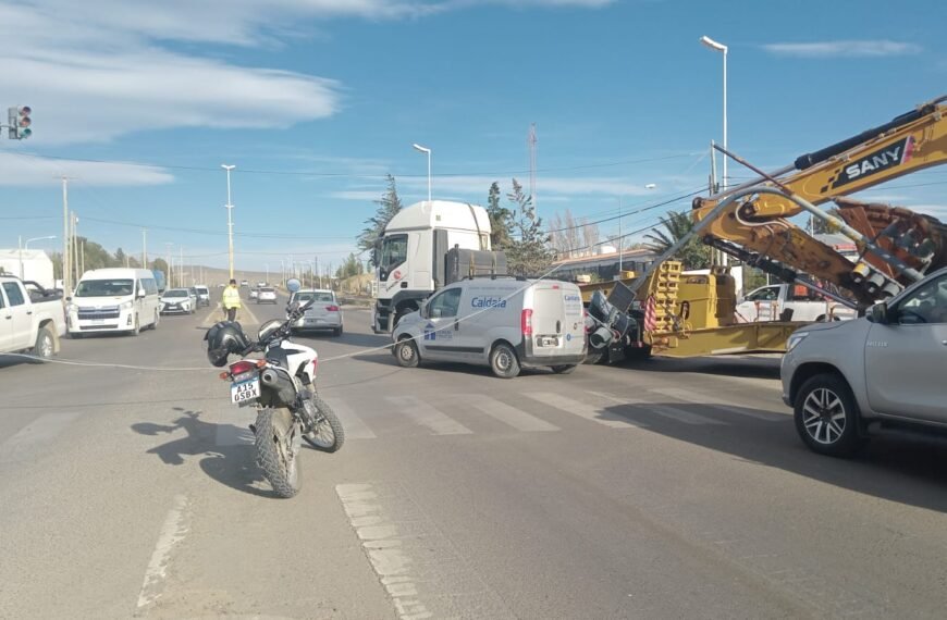 Por esquivar baches se llevó puesto el semáforo