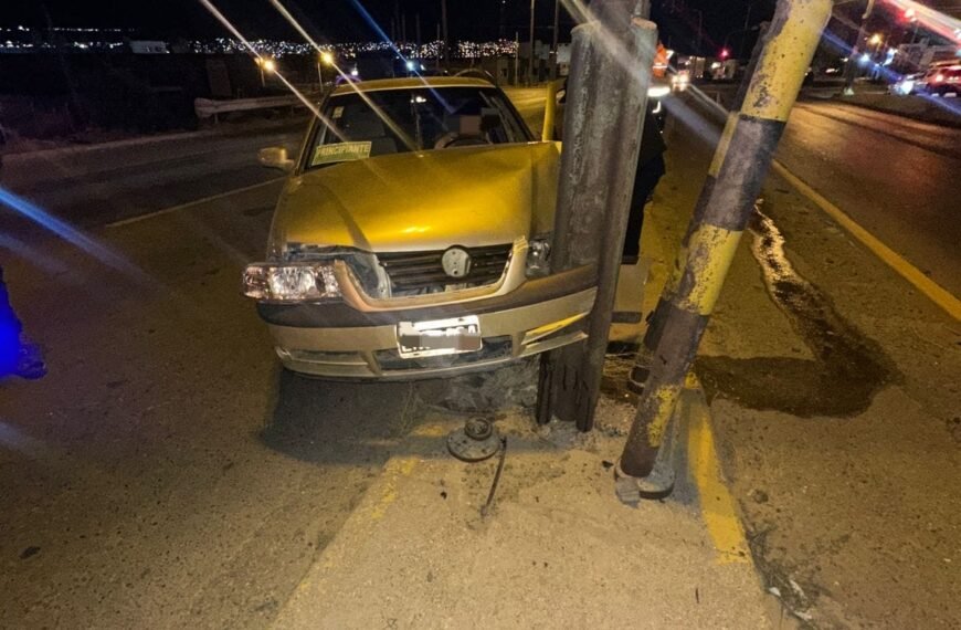 Perdió el control del vehículo e impactó contra un poste