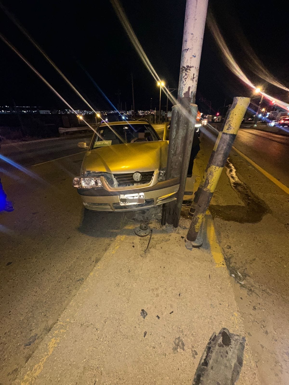 Perdió el control del vehículo e impactó contra un poste